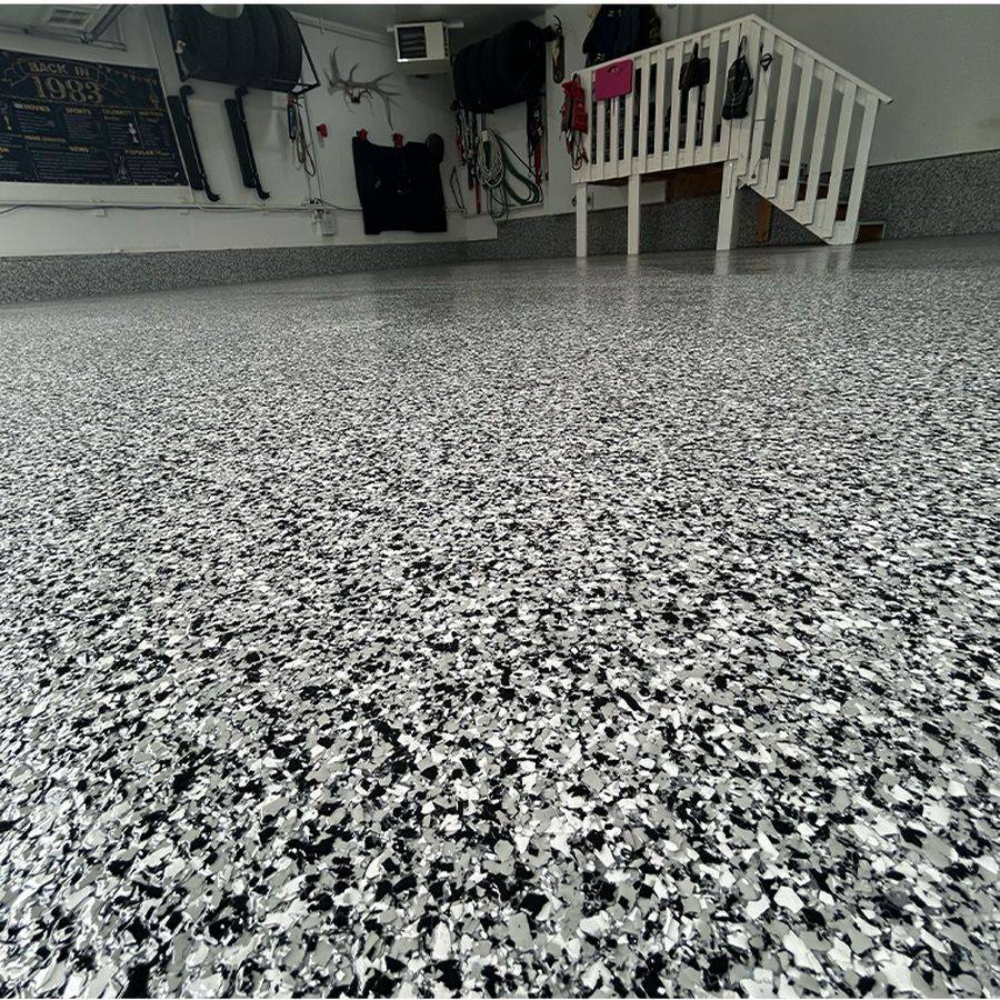 Flake garage floor in black, white and grey